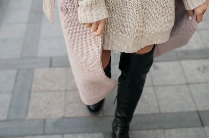 Sukienka i kozaki za kolano: Jak nosić, by wyglądać zjawiskowo?
