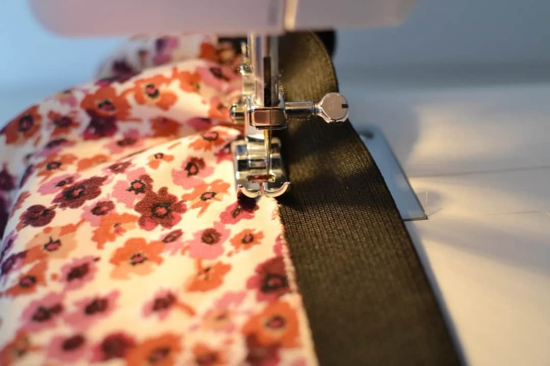 Jak wszyć gumkę do spódnicy? Poradnik: uniknij błędów i szyj jak pro!