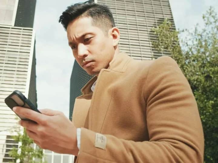 Beżowy płaszcz męski: Jak nosić go stylowo na każdą okazję?