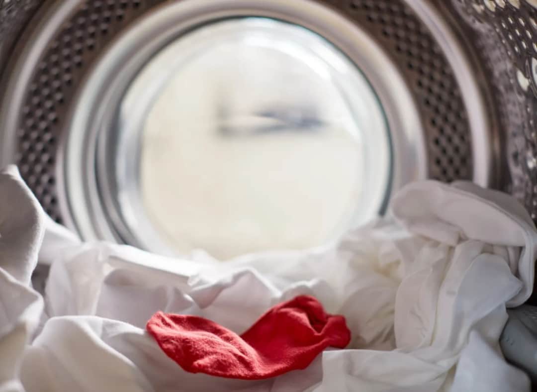 Biała bluzka zafarbowana? Szybki ratunek! Domowe i pro-metody