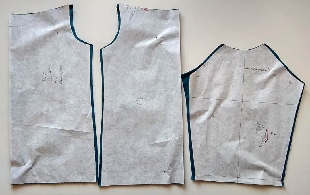 Odmień bluzkę: Jak zrobić dekolt V-neck, łódka? Poradnik!